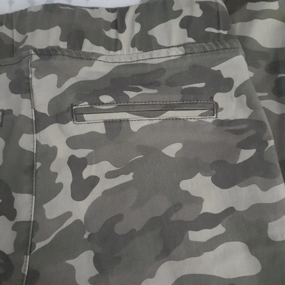 V.I.P. | Women's Camo Jeggings (size 9/10)